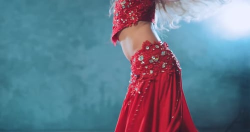 Mädchen tanzt Orientalische Tanzbauchbewegungen