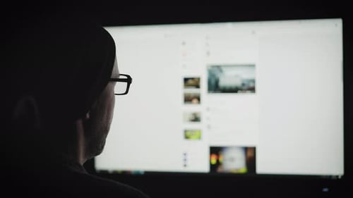 Homme adulte parcourant les réseaux sociaux