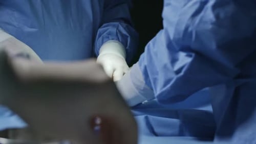 Nicht erkennbare Chirurgen, die eine Operation durchführen