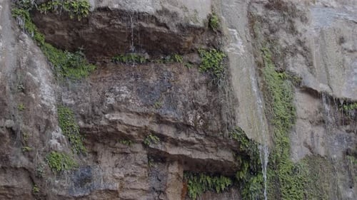 Schmale Wasserströme fallen vom Rocky Mountain herab