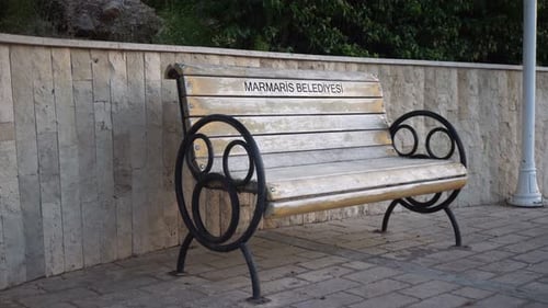 Banco en la costa de Marmaris