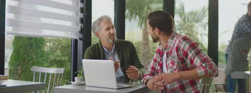 Des collègues parlent d'affaires