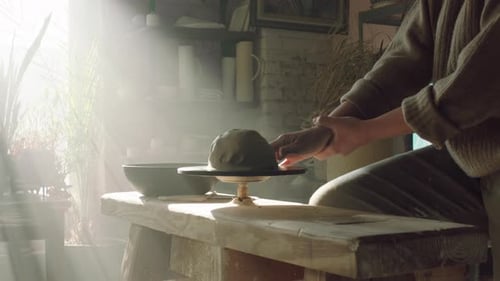 Potter travaille sur la roue de Potter