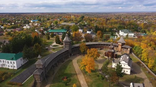 Belle vue panoramique de la forteresse en bois d'Ukraine à Baturin