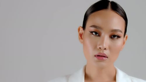Schöne asiatische Geschäftsfrau im modernen Look posiert und schaut in die Kamera