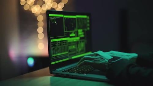 Un hacker travaille sur un ordinateur portable la nuit