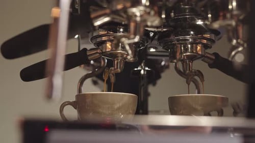 Kaffeemaschine gießt Kaffee in Tasse