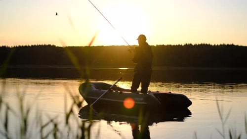 Angeln auf dem Meer, Fischer im Boot, Angeln bei Sonnenuntergang, Aktive Erholung
