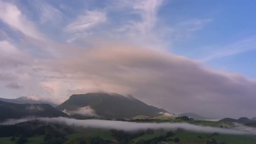 Morgenwolken über der Berglandschaft, 4 K