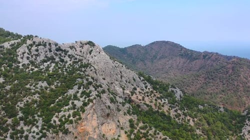 Vista panorámica aérea sobre los picos del áspero paisaje de la montaña Tauro a lo largo de la costa de Antalya