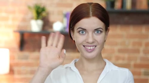 Hallo, Hallo, Frau winkt mit der Hand, Willkommen, Indoor