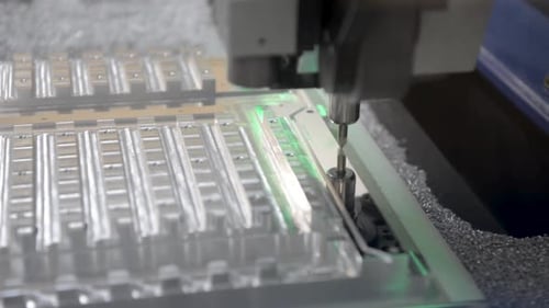 Präzisionsfräsen CNC-Werkzeugmaschine macht Teil.
