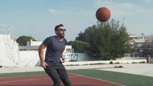 Männlicher Basketball-Spin 360 Sprung Zeitlupe geschickter Schuss