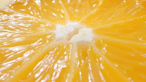 Macro Dolly Shot de rodajas de fruta fresca y jugosa naranja