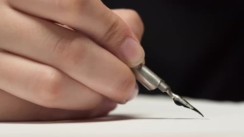 Письмо авторучкой черными чернилами на белом листе бумаги, аккуратный почерк, графика