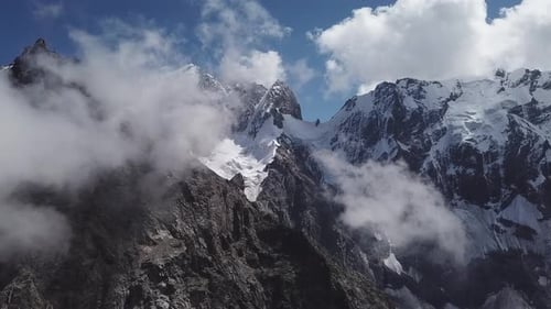 Troisième plus haute montagne d'Europe, le Koshtantau, 5152 mètres