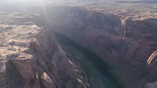 Luftaufnahme des Colorado River und des Canyons