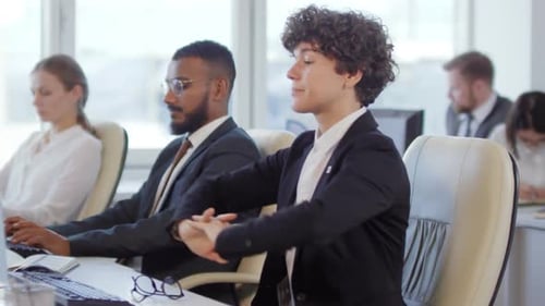 Trabalhadora exercitando-se no escritório