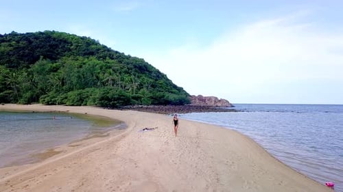 Jovem mulher bonita em traje de banho preto andando sozinha em um banco de areia Tailândia