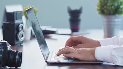 Auf dem Laptop tippen