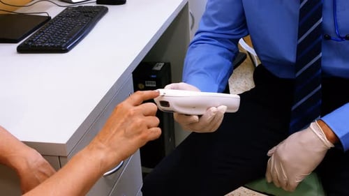 Arzt misst den Zuckergehalt des Patienten mit Glukometer