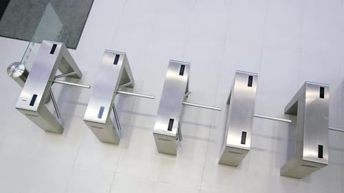 Empresário digitalizando seus cartões no portão da catraca