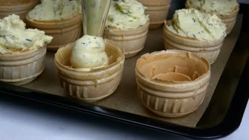 Korbförmige Törtchen mit Weichkäse- oder Frischkäsefüllung und Dill-Dekor