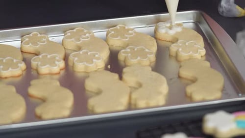 Zeitraffer. Schritt für Schritt. Zuckerplätzchen mit Einhornmotiv und königlichem Sahnehäubchen auf