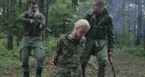 Concept de terroriste et de femme otage