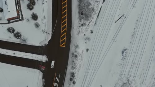 Autos, die bei starkem Schneefall im Winter auf der Stadtstraße mit verschneiter Straße bedeckt sind