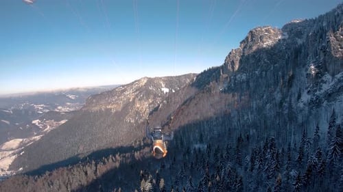 Gleitschirmfliegen über Winter, Wald, Berge, Freiheit