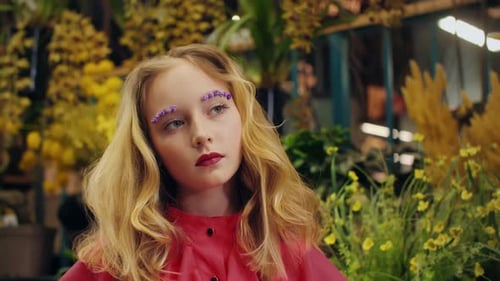 Menina da moda com maquiagem flor sobrancelhas olhando para cima no salão