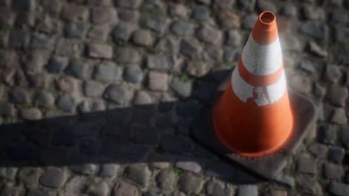 Cone de trânsito listrado laranja e branco