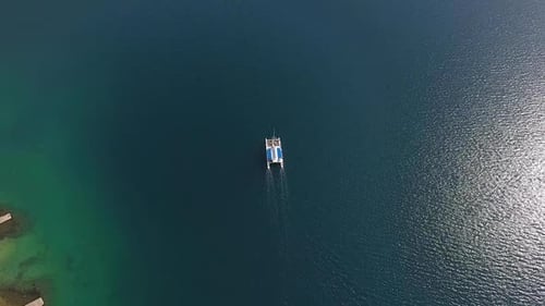 Voilier solitaire à la surface de la mer. Vue aérienne de dessus