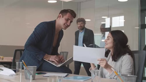 Vielfältige Geschäftsleute, die im Büro arbeiten
