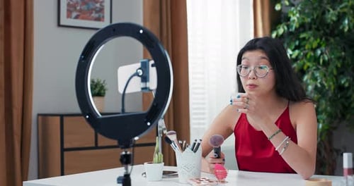 Una popular bloguera de maquillaje graba un Vídeo de vlog para una influencer de las redes sociales que colabora con