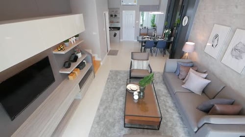 Sala de estar totalmente decorada con muebles e iluminación elegantes