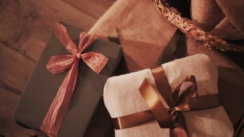 Geschenke in Schachteln mit Bögen für das neue Jahr