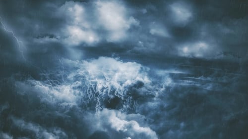 Gewitterwolken mit Blitzeinschlägen