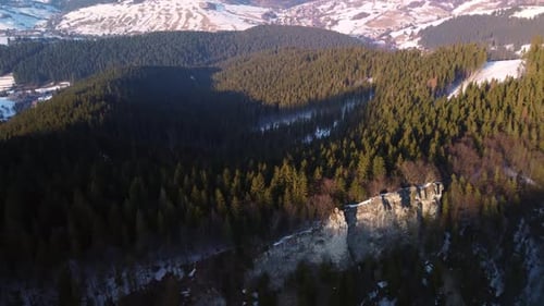 Vue aérienne sur la falaise rocheuse dans la forêt d'hiver de