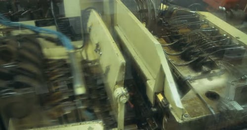 Cold forming machine manufacturing bolts and screws at high speed