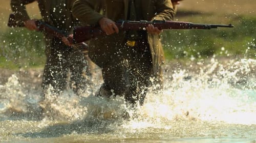 Soldados corriendo por el agua, cámara ultra Cámara lenta