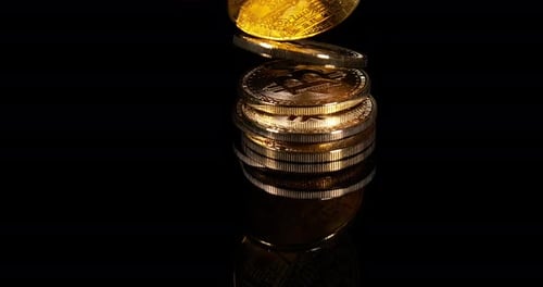 Bitcoins auf schwarzem Hintergrund, Zeitlupe 4K