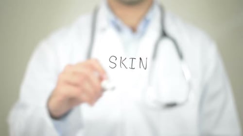 Peau, médecin écrivant sur un écran transparent