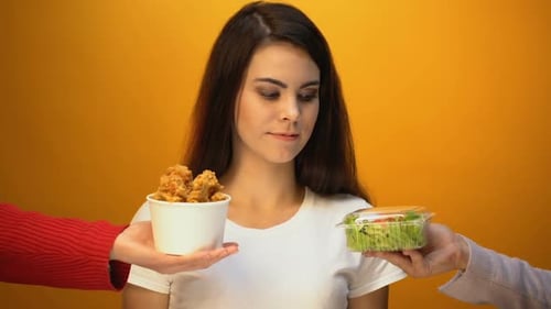 Chica que elige ensalada en lugar de carne frita, comida saludable para bajar de peso, dieta