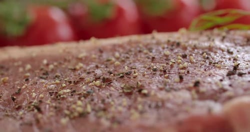 Rohes Lendensteak mit Pfeffer