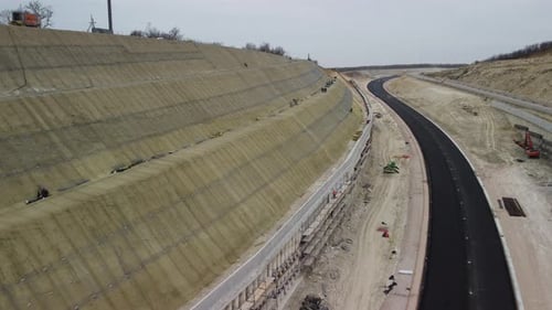 Arbeiter verstärken den Hang über der neuen Straße