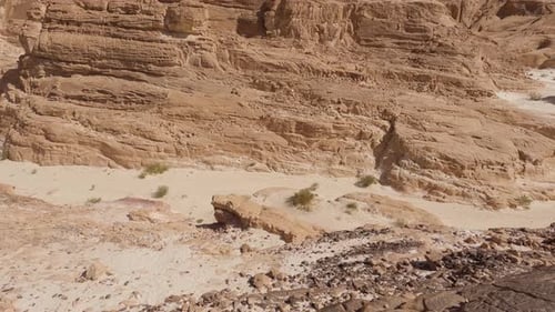 Blick auf eine wunderschöne große Steinschlucht in der Wüste in Ägypten, Naturwunder