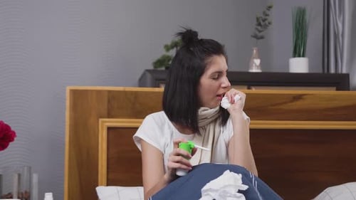 femme toussant, toussant, toussant et prenant un remède contre la gorge pendant une angine