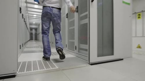 Mann im Rechenzentrum